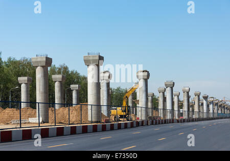 La construction de la route surélevée Banque D'Images