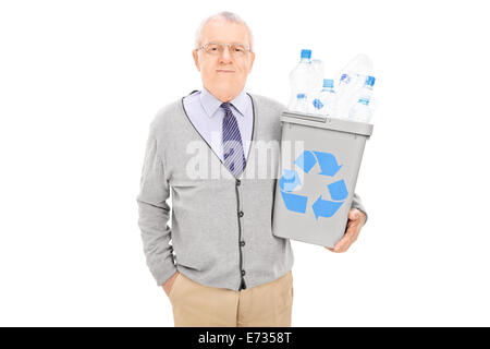 Senior man holding une corbeille pleine de bouteilles en plastique isolé sur fond blanc Banque D'Images