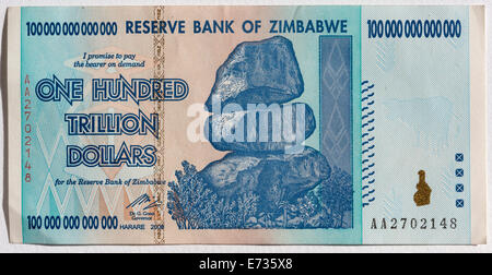 Un zimbabwéen cent trillion dollar note comme était en circulation en 2008 pendant la période d'hyper-inflation au Zimbabwe Banque D'Images