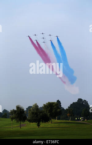 Newport, la Grande-Bretagne. 12Th Mar, 2014. Les flèches rouges, l'équipe de voltige aérienne de la Royal Air Force, voler sur le Celtic Manor au sommet de l'OTAN 2014 à Newport, Pays de Galles, en Grande-Bretagne, le 5 septembre 2014. L'Organisation du Traité de l'Atlantique Nord (OTAN) Summit 2014 s'est tenue ici à partir du 4 sept. au 5. Credit : Han Yan/Xinhua/Alamy Live News Banque D'Images