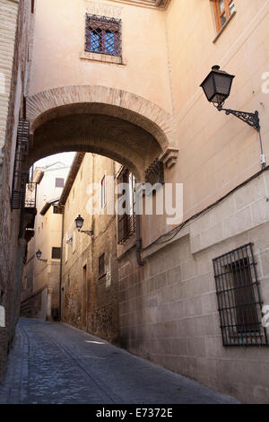 L'Espagne, Castille Mancha, Tolède, Archway sur Calle del Angel dans le vieux quartier de la ville. Banque D'Images