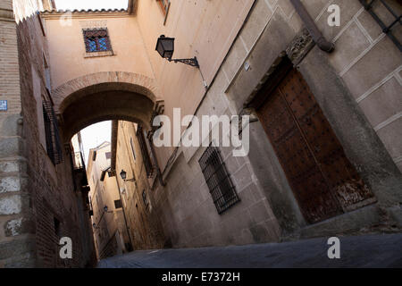 L'Espagne, Castille Mancha, Tolède, Archway sur Calle del Angel dans le vieux quartier de la ville. Banque D'Images