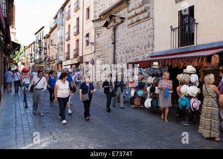 L'Espagne, Castille Mancha, Tolède, Calle Santo Tomé de touristes et de boutiques de souvenirs. Banque D'Images