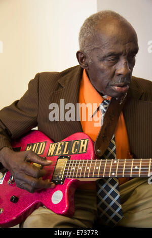 Londres, Royaume-Uni. Jeudi 4 septembre 2014. Blues légendaire homme Leo Bud Welch, un 82 ans de Mississippi Blues et gospel musicien jouant sa musique vivre à Londres pour la première fois, suite à la sortie de son premier album en 2014. Crédit : Michael Kemp/Alamy Live News Banque D'Images