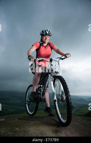 Vélo de montagne femelle dans le Peak District, UK Banque D'Images