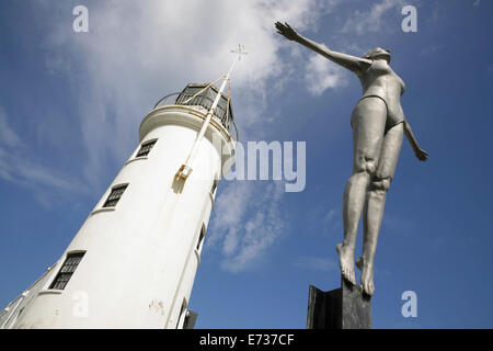 Le début du 19ème siècle et le phare de plongée 'Belle' sculpture, Vincent's Pier, Scarborough, North Yorkshire, UK. Banque D'Images