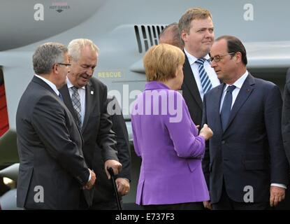 Newport, Pays de Galles, Royaume-Uni. 5e Septembre, 2014. Le Président tchèque Milos Zeman (deuxième à gauche) montres l'autopont de cérémonie d'avions militaires au sommet de l'OTAN à Newport, Pays de Galles, le vendredi 5 septembre 2014. Sur la photo de droite le président français François Hollande, Premier Ministre islandais Sigmundur Gunnlaugsson, et la Chancelière allemande Angela Merkel. Credit : Jakub Dospiva/CTK Photo/Alamy Live News Banque D'Images