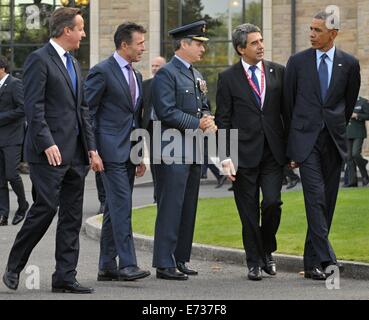 Newport, Pays de Galles, Royaume-Uni. 5e Septembre, 2014. De gauche à droite : le premier ministre britannique, David Cameron, Secrétaire général de l'OTAN Anders Fogh Rasmussen, officier de la RAF, le président bulgare Rosen Plevneliev, et le président américain Barack Obama à venir regarder l'autopont de cérémonie d'avions militaires au sommet de l'OTAN à Newport, Pays de Galles, le vendredi 5 septembre 2014. Credit : Jakub Dospiva/CTK Photo/Alamy Live News Banque D'Images