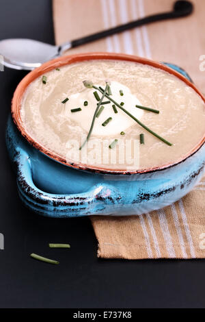 Et de pommes de terre Soupe de Poireaux à la crème et la ciboulette. L'extrême profondeur de champ. Banque D'Images