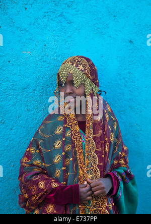 Mlle Fayo, une jeune fille en costume traditionnel Harari, Harar, en Ethiopie Banque D'Images