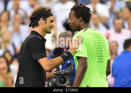 New York, USA. 08Th Nov, 2014. Flushing Meadows. US Open Tennis Tournament, quarts de deuxième journée. Roger Federer (SUI) et Gael Monfils (Fra) après avoir perdu les 2 premiers sets, Federer est revenu et a remporté le match en 5 sets pour les demi-finales. © Plus Sport Action/Alamy Live News Banque D'Images