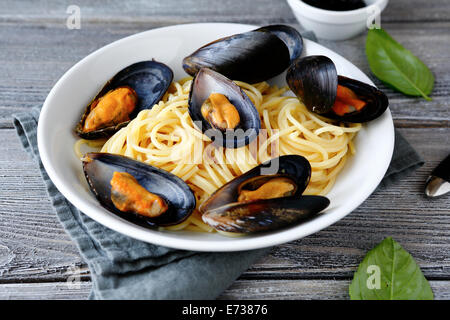 Spaghetti aux crevettes, gros plan de l'alimentation des moules Banque D'Images