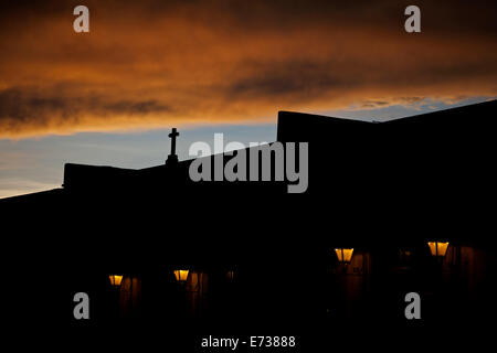 Silhouette d'une croix de la décoration d'une croix dans un bâtiment colonial au coucher du soleil à Querétaro, Mexique, le 19 juillet 2014. Banque D'Images