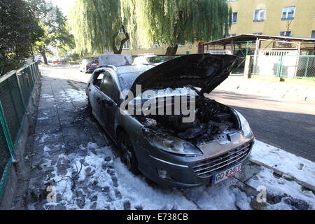 Gdansk, Pologne 5ème, septembre 2014 La police a arrêté 33 ans homme qui a brûlé 19 voitures dans 3 districts de la ville de Gdansk sur la 5ème nuit, septembre. Voitures ont été brûlées dans l'Wrzeszcz, Siedlce et districts Suchanino, pyromane a choisi des voitures. Credit : Michal Fludra/Alamy Live News Banque D'Images