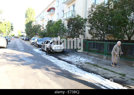 Gdansk, Pologne 5ème, septembre 2014 La police a arrêté 33 ans homme qui a brûlé 19 voitures dans 3 districts de la ville de Gdansk sur la 5ème nuit, septembre. Voitures ont été brûlées dans l'Wrzeszcz, Siedlce et districts Suchanino, pyromane a choisi des voitures. Credit : Michal Fludra/Alamy Live News Banque D'Images