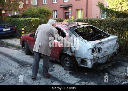 Gdansk, Pologne 5ème, septembre 2014 La police a arrêté 33 ans homme qui a brûlé 19 voitures dans 3 districts de la ville de Gdansk sur la 5ème nuit, septembre. Voitures ont été brûlées dans l'Wrzeszcz, Siedlce et districts Suchanino, pyromane a choisi des voitures. Credit : Michal Fludra/Alamy Live News Banque D'Images