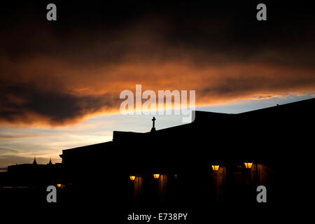 Silhouette d'une croix de la décoration d'une croix dans un bâtiment colonial au coucher du soleil à Querétaro, Mexique, le 19 juillet 2014. Banque D'Images