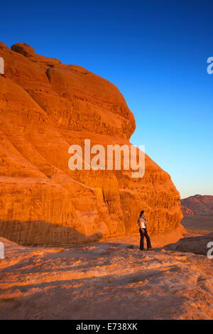 Tourist à Wadi Rum, Jordanie, Moyen-Orient Banque D'Images
