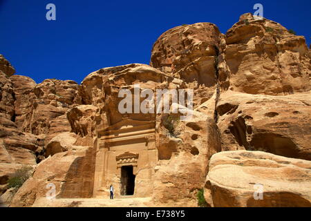 Tourist à Little Petra, Site du patrimoine mondial de l'UNESCO, la Jordanie, Moyen-Orient Banque D'Images
