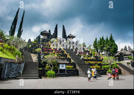 Statues en pierre avec des capes dans le complexe du temple Pura Besakih, Bali, Indonésie, Asie du Sud, Asie Banque D'Images