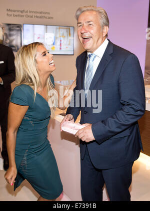 Berlin, Allemagne. 16Th Jun 2014. Le Maire de Berlin, Klaus Wowereit (SPD) reçoit une brosse à dents signé de Sylvie Meis au stand Philips sur le premier jour de l'exposition de l'électronique IFA de Berlin, Allemagne, 4 septembre 2014. L'IFA passe 5 septembre au 10 septembre 2014. Photo : Joerg Carstensen/dpa/Alamy Live News Banque D'Images