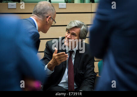 Bruxelles, Bxl, Belgique. 12Th Mar, 2014. Le ministre français de l'Agriculture, Stéphane Le Foll s'entretient avec son personnel avant une réunion extraordinaire du Conseil de l'Agriculture à Bruxelles, Belgique. Les ministres de l'agriculture se réunit en tant que fédération de embargo sur les hits les agriculteurs européens sur 05.09.2014 par Wiktor Dabkowski Wiktor Dabkowski/crédit : ZUMA Wire/Alamy Live News Banque D'Images