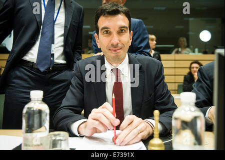 Bruxelles, Bxl, Belgique. 12Th Mar, 2014. Le ministre de l'agriculture italienne Martina Maurizo vu avant une réunion extraordinaire du Conseil de l'Agriculture à Bruxelles, Belgique. Les ministres de l'agriculture se réunit en tant que fédération de embargo sur les hits les agriculteurs européens sur 05.09.2014 par Wiktor Dabkowski Wiktor Dabkowski/crédit : ZUMA Wire/Alamy Live News Banque D'Images