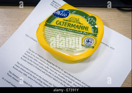 Bruxelles, Bxl, Belgique. 12Th Mar, 2014. Oltermanni "fromage Finlandais' avec une lettre demandant une aide pour les producteurs vu avant une réunion extraordinaire du Conseil de l'Agriculture à Bruxelles, Belgique. Les ministres de l'agriculture se réunit en tant que fédération de embargo sur les hits les agriculteurs européens sur 05.09.2014 par Wiktor Dabkowski Wiktor Dabkowski/crédit : ZUMA Wire/Alamy Live News Banque D'Images