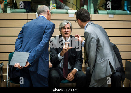 Bruxelles, Bxl, Belgique. 12Th Mar, 2014. Le ministre français de l'Agriculture, Stéphane Le Foll s'entretient avec son personnel avant une réunion extraordinaire du Conseil de l'Agriculture à Bruxelles, Belgique. Les ministres de l'agriculture se réunit en tant que fédération de embargo sur les hits les agriculteurs européens sur 05.09.2014 par Wiktor Dabkowski Wiktor Dabkowski/crédit : ZUMA Wire/Alamy Live News Banque D'Images