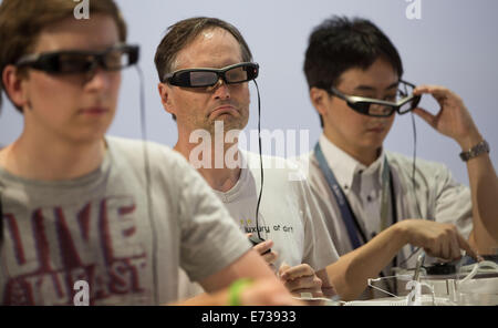 Berlin, Allemagne. 12Th Mar, 2014. Les visiteurs tester la SmartEyeglass de Sony sur le premier jour de l'exposition de l'électronique IFA de Berlin, Allemagne, 5 septembre 2014. L'IFA passe 5 septembre au 10 septembre 2014. Photo : Joerg Carstensen/dpa/Alamy Live News Banque D'Images