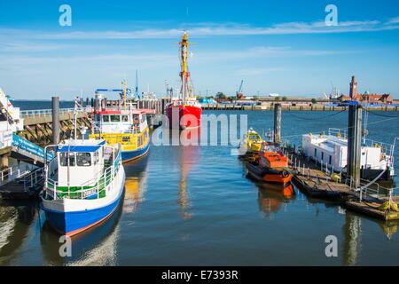 Bateaux de pêche dans le port de Cuxhaven, Basse-Saxe, Allemagne, Europe Banque D'Images