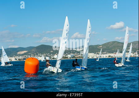 Voiliers participant à la régate et la bouée, Ibiza, Baléares, Espagne, Méditerranée, Europe Banque D'Images