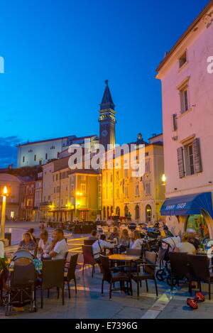 Tartinijev trg (la place Tartini), l'église de Saint George, Vieille Ville, Piran, Primorska, Istrie slovène, la Slovénie Banque D'Images