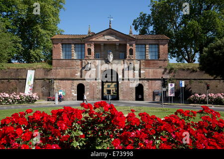 Porta San Pietro porte de la ville et les murs, Lucca, Toscane, Italie, Europe Banque D'Images