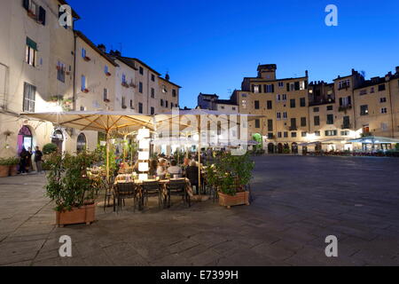 Restaurants dans la soirée dans la Piazza Anfiteatro Romano, Lucca, Toscane, Italie, Europe Banque D'Images