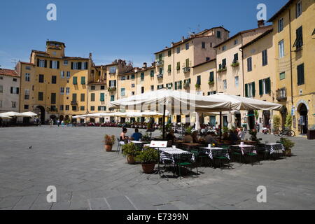 Restaurants dans la Piazza Anfiteatro Romano, Lucca, Toscane, Italie, Europe Banque D'Images