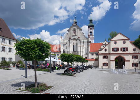 Café de la rue en face de la cathédrale Baroque, Monastère Zwiefalten, Jura souabe, Baden Wurtemberg, Allemagne, Europe Banque D'Images