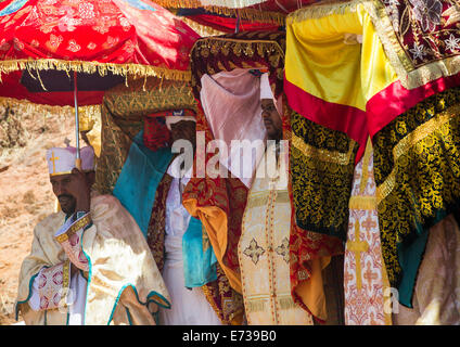 Les prêtres orthodoxes éthiopiens célébrant l'Epiphanie Timkat colorés Festival, Lalibela, Éthiopie Banque D'Images