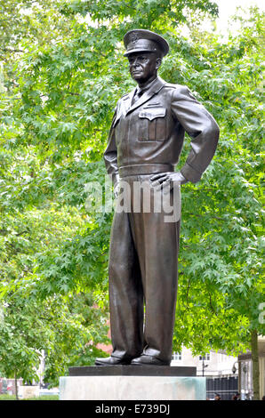 Londres, Angleterre, Royaume-Uni. Statue : Le président Dwight D. Eisenhower (1890-1969) dans la région de Grosvenor Square par l'ambassade des États-Unis Banque D'Images