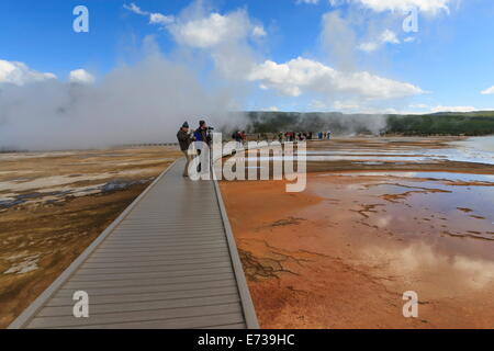 Prendre une photo de tourisme Grand Prismatic Spring, Midway Geyser Basin, Parc National de Yellowstone, Site de l'UNESCO, Wyoming, USA Banque D'Images