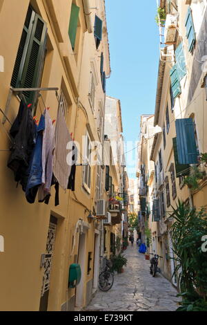 Rue étroite avec le lavage, la vieille ville, la ville de Corfou, l'UNESCO Site, Corfou, îles Ioniennes, îles grecques, Grèce Banque D'Images