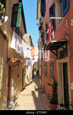 Rue étroite et lavage, la vieille ville, la ville de Corfou, l'UNESCO Site, Corfou, îles Ioniennes, îles grecques, Grèce Banque D'Images