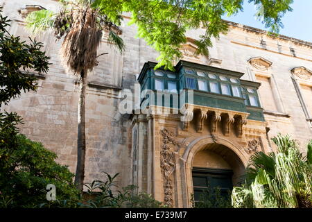 Cour avec balcon maltais et arbres, le palais des Grands Maîtres, ancienne résidence des Chevaliers Grand Master, Site de l'UNESCO, Malte Banque D'Images