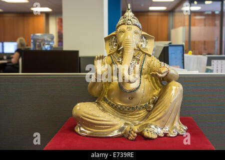 L'éléphant Ganesh hindou dirigé dieu dans un bureau Banque D'Images