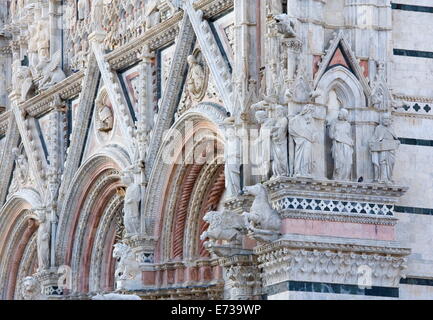 La statuaire ornementale sur façade de la cathédrale de Santa Maria Assunta, UNESCO World Heritage Site, Sienne, Toscane, Italie, Europe Banque D'Images