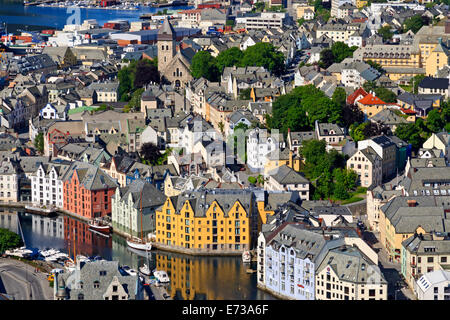 Vue depuis la colline Aksla au fil des bâtiments Art Nouveau d'Ålesund, More og Romsdal, Norway, Scandinavia, Europe Banque D'Images