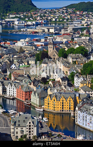 Vue depuis la colline Aksla au fil des bâtiments Art Nouveau d'Ålesund et aller à la mer ouverte, More og Romsdal, Norvège, Scandinavie Banque D'Images