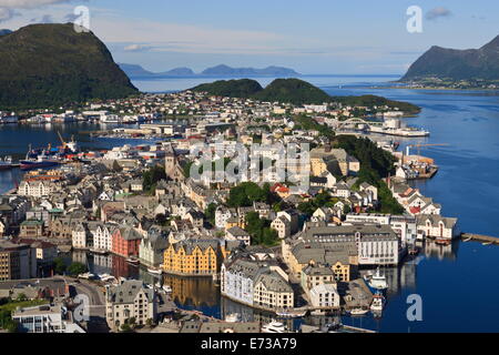 Vue depuis la colline Aksla Alesund et les eaux environnantes, More og Romsdal, Norway, Scandinavia, Europe Banque D'Images