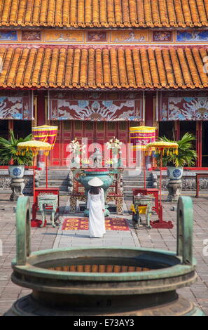 Femme portant Ao Dai robe à l'intérieur de Temple Mieu Citadelle, Hue, Thua Thien-Hue, le Vietnam, l'Indochine, l'Asie du Sud-Est, Asie Banque D'Images