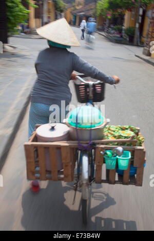 Vendeur femme poussant location le long street, Hoi An, Quang Nam, Vietnam, Indochine, Asie du Sud-Est, l'Asie Banque D'Images
